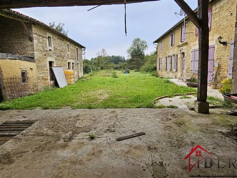 Prachtige omgeving en zeer goed potentieel voor deze boerderij, die grotendeels moet worden geconsolideerd, op een bebost perceel van 3984m2, begrensd door een rivier. Na de veranda van 80m2 waarvan het dak moet worden vernieuwd, ontdekt u de stenen ...