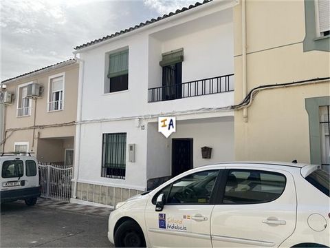 Dieses Reihenhaus mit 3 Schlafzimmern befindet sich in der begehrten Stadt Cabra in der Provinz Córdoba in Andalusien, Spanien. Es liegt in einer ruhigen Straße mit Parkplätzen direkt vor der Tür. Sie betreten das Anwesen von einem Bürgersteig aus un...