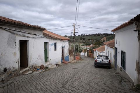 Identificação do imóvel : ZMPT570927 Maison de trois pièces, idéale pour un projet de rénovation presque complet. Le toit a déjà fait l’objet de réparations partielles, mais l’autre moitié nécessite encore quelques travaux. La propriété se distingue ...