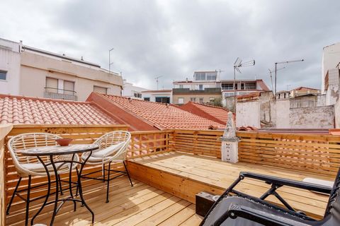 Located on the quiet Rua Garrett, in the heart of the city of Portimão, we find a typical Portuguese house, with 3 rooms and a terrace. The house has a small living room, two interior bedrooms, a renovated kitchen, a mezzanine storage area, a large b...