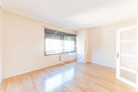 PISO EN VENTA EN CALLE ANA DE AUSTRIA Wohnung von 96 m2 Im Großraum von Sanchinarro, Hortaleza. Die Immobilie hat 2 Zimmer, 2 Bäder, Pool, 1 Parkplatz, Klimaanlage, Einbauschränke, Garten, Heizung und Abstellraum. Ref. VMN2410010 Features: - Air Cond...