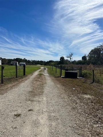 Doświadcz spokoju swojej prywatnej oazy, rzut kamieniem od tętniącej życiem energii Lakewood Ranch. Ta w pełni ogrodzona, urocza posiadłość o powierzchni 5 akrów zapewnia idealną równowagę między spokojem a wygodą. Położony pośród piękna przyrody, of...