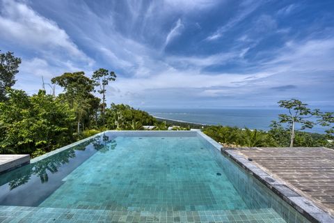 Dieses luxuriöse Anwesen liegt oberhalb des berühmten Whales Tail National Park in Uvita, Costa Rica, und bietet eine atemberaubende Aussicht, die an Big Sur, Kalifornien, und die Côte d'Azur erinnert. Hermosa Retreat ist ein Inbegriff von Luxus mit ...