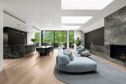 Inspectez sur rendez-vous privé. Mettant en valeur de manière impressionnante un design contemporain sophistiqué et une élégance, ce penthouse de charme tout à fait captivant a été brillamment organisé par Mim Design et offre un luxe inégalé, des pro...