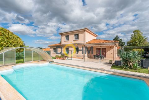 SAINT GERMAIN LEMBRON Cette villa construite en 2006 offre un agencement fonctionnel et des prestations de qualité. Au rez-de-chaussée, vous découvrirez un hall d’entrée avec vestiaire , un séjour/salon lumineux de 35 m2, ainsi qu’une cuisine séparée...