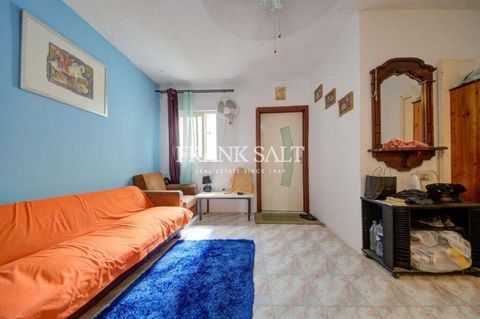 Compatto quarto piano rifinito APPARTAMENTO servito da ascensore sito in tranquilla zona residenziale. La proprietà è formata da una cucina/sala da pranzo combinata, soggiorno, 2 camere da letto e bagno separato. Ideale come investimento locativo o a...