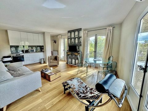 EXCLUSIVITÉ unique à Aix en Provence, à seulement 150 m du Cours Mirabeau, avec une vue exceptionnelle sur la fontaine de la Rotonde, appartement aux prestations haut de gamme situé au 3ème et dernier étage avec ascenseur. L'appartement, en position ...