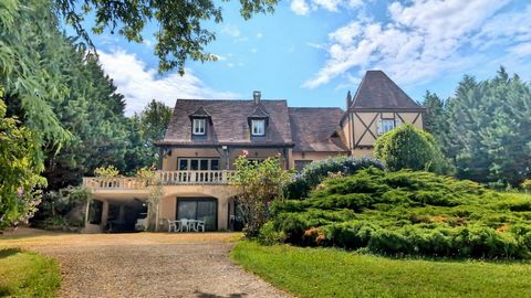 24170 BELVES Magnifique périgourdine 5 chambres et 1 studio dans un parc arboré à proximité d'un des plus beaux villages de France. Le rez de jardin bénéficie sur 3 côtés de terrasses carrelées et comprend un hall d'entrée, un salon de 38 m2 avec che...