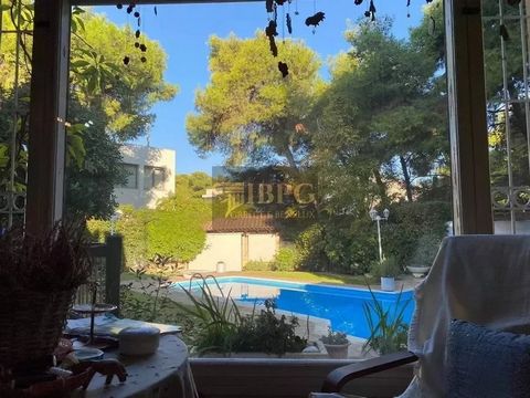 Die Villa befindet sich in Kifissia, im Norden Athens und wurde 1991 auf einem Eckgrundstück mit einer Fläche von 1034 Quadratmetern erbaut. Es ist eine beeindruckende Residenz mit einer Gesamtfläche von 534 Quadratmetern. Die Villa besteht aus mehre...