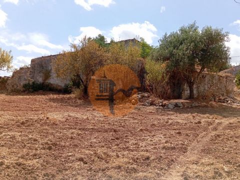 Ruine avec terrain, eau et électricité, dans une zone élevée avec de belles vues sur les montagnes et la mer. Reconstruire la maison de vos rêves dans une zone habitée, avec de belles maisons autour, de l'espace pour un jardin ou une petite agricultu...