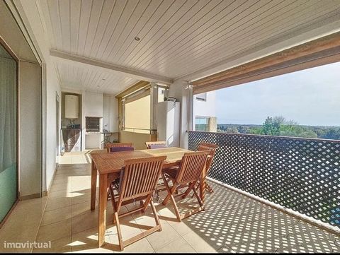 Uitstekende villa met 3 slaapkamers en kelder in Mexilhoeira Grande, gelegen op slechts 5 minuten van het strand van Alvor, is een woning die een ideale combinatie biedt van ruimte, comfort en de nabijheid van een van de beroemdste stranden van de Al...