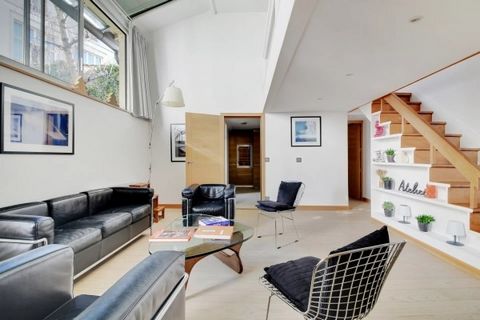 Au sein d'une charmante copropriété et au fond d'une cour plantée, dans un petit immeuble d'ateliers, aux 1er et 2ème (derniers) étages, un atelier en duplex de 75 m2 ayant appartenu au peintre Marcel Gromaire, comprenant : 1er étage : Grand séjour –...