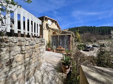 In het typische oude mijndorp La Vernarède in de Cevennen, op 4 km van Chamborigaud, op 10 minuten van het kasteel van Portes en op 25 minuten van Alès, nodigt Swixim International Cévennes u uit om exclusief dit huis uit het einde van de negentiende...