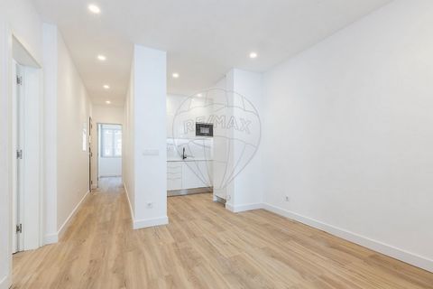 Apartamento T1+1 em Campolide / Remodelado Situado em Campolide, típico bairro lisboeta, 10 minutos a pé das Amoreiras e do Liceu francês, encontra este apartamento totalmente remodelado. Com orientação poente-nascente é bastante luminoso. Próximo de...