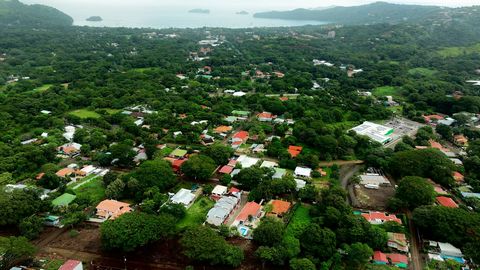 Hauptmerkmale: Gesamtfläche: 593,95 m² Diese außergewöhnliche Immobilie bietet eine einzigartige Gelegenheit , in Costa Rica zu investieren oder das Haus Ihrer Träume zu bauen, nur wenige Schritte vom Meer entfernt. Genießen Sie die Schönheit und den...