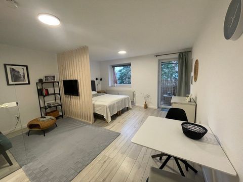 Diese moderne 1-Zimmer-Wohnung im zweiten Stock ist wirklich einen Besuch wert! Sie verfügt über einen Balkon, einen eigenen Parkplatz und WLAN, damit Sie während Ihres Aufenthalts immer online bleiben können. Die Wohnung ist komplett eingerichtet un...