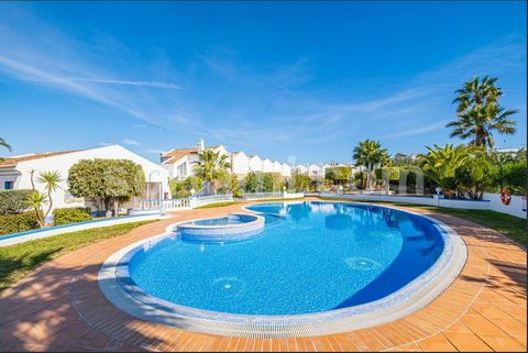 Excellente maison individuelle d´une plus une chambres à Albufeira. Avec beaucoup de lumière naturelle, elle se compose de deux étages, et au rez-de-chaussée il y a un salon spacieux avec cheminée, cuisine équipée et salle de bain avec douche. Au pre...