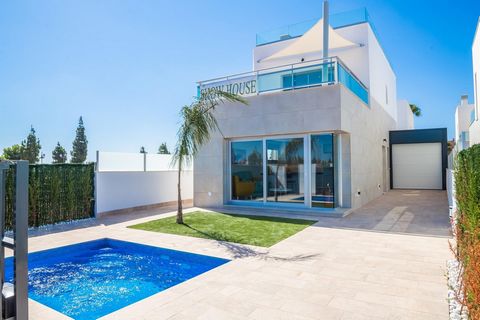 VILLA TE KOOP MET PRIVÉ ZWEMBAD EN GARAGE IN LOS ALCAZARES~~Nieuwbouw villa's in Los Alcazares.~~Prachtige villa's hebben 3 slaapkamers en 2 badkamers, open keuken met de zithoek, inbouwkasten, privétuin met het zwembad, garage.~~Keuken uitgerust met...