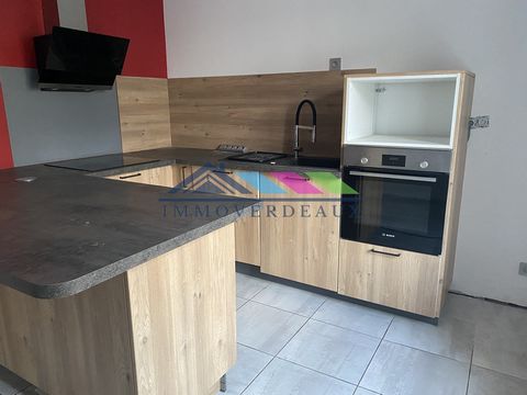 L'agence Immoverdeaux vous présente cette maison rénovée et isolée (DPE B) de 68 m2, idéale pour un jeune couple. Avec un petit jardin devant, cette maison se compose au rdc, d'un salon, d'une cuisine complétement équipée (BOSCH) et d'un wc. A l'étag...