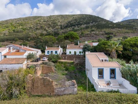 Terrain urbain de 170m2 avec un projet approuvé pour la construction d'une villa de 154m2 (133m2 habitable) à deux étages et trois chambres, avec terrasse, patio et petite piscine, situé dans le joli village de Vilarinha, près de Carrapateira. Au rez...