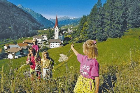 Komfortables Feriendomizil mit kuscheligen, bestens ausgestatteten Wohnungen, ruhig an einem sonnigen Südhang im Ortsteil Oberdorf, nur wenige Gehminuten von der Bergbahn entfernt (1.304 m ü.M.). Das Haus ist mit viel Liebe zum Detail eingerichtet, b...