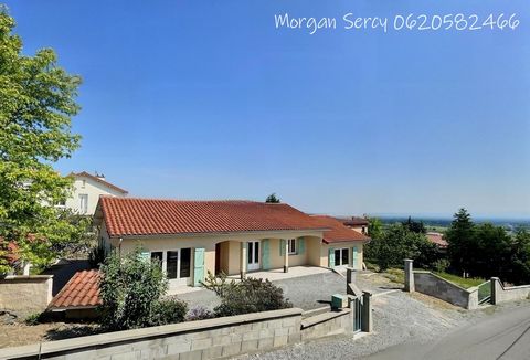 Venez découvrir cette maison en semi plain pied construite en 2005. Située sur les hauteurs de Boën, elle dispose d'une jolie vue sur le Pic de Montverdun et le Mont d'Uzore. Elle est composée en deux parties: tout d'abord en plain pied total une ent...