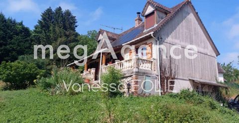 megAgence - Vanessa Folie vous propose cette charmante maison de 113m² à rafraichir; érigée sur un joli jardin vallonné de 2500m² arboré, au calme en plein cœur de la campagne du pays de Bray. Ce bien dispose d'un séjour ensoleillé donnant sur une gr...