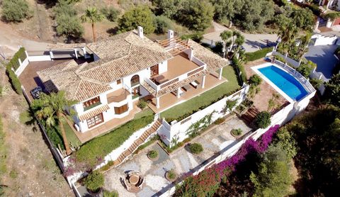 UNA VILLA ESPACIOSA Y EXCELENTE PRESENTACIÓN EN UNA URBANIZACIÓN MUY DEMANDADA Y PRESTIGIOSA CERCA DE LA VILLA HISTÓRICA Y BLANCA DE MIJAS. orientación sur. Vistas panorámicas al mar, montaña y campo. DE UN VISTAZO CONSTRUCCIÓN DE PRIMERA CALIDAD ALT...