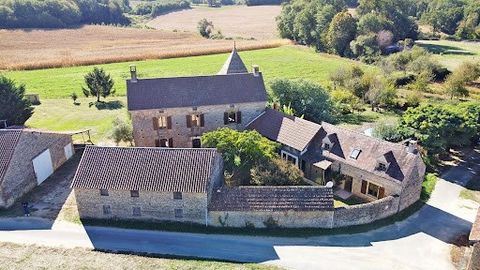 24590 SAINT GENIES. Corps de ferme. Maison d'habitation de caractère, gite, granges, terrain de 19268 m². Prix de vente : 426 300 euros (Honoraires : 3.98% TTC inclus charge acquéreur soit 410 000 euros hors honoraires). Située dans un hameau calme d...