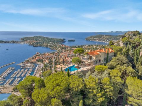 Wie an einem Faden hängend, bietet Ihnen dieses einzigartige Anwesen einen schwindelerregenden Ausblick. Inmitten eines 3.000 m2 großen Parks gelegen, bietet diese Villa von ca. 270 m2 ein sehr schönes Wohnzimmer mit einer herrlichen Terrasse, 3 Haup...