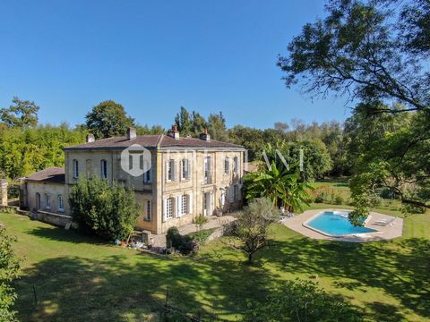 CADAUJAC - Charming character home on a 1.6-hectare plot near the Garonne River. The house offers a spacious 340 m², organized as follows: on the ground floor, an elegant entrance with a stone staircase, a fully equipped kitchen with a pantry, a brig...