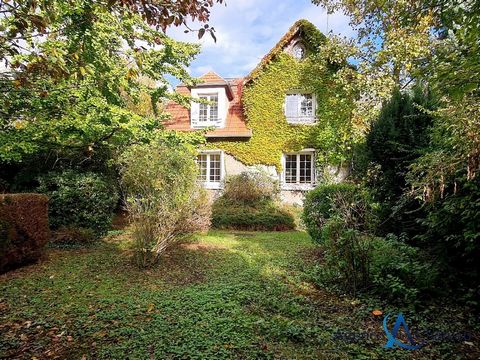 COMPIEGNE PROCHE CENTRE VILLE Quartier résidentiel, maison indépendante en retrait de rue offrant : une entrée, un séjour double avec cheminée, une salle à manger, une cuisine aménagée donnant accès au jardin, quatre chambres, un bureau, une salle de...