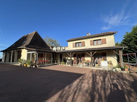 Votre Groupe d'agences FCI IMMOBILIER vous propose cet ensemble composé de deux maisons d'habitation et garage situé en pleine campagne ! Cet ensemble est composé d'une première maison de 110m2 environ comprenant une cuisine séparée et équipée, un sa...