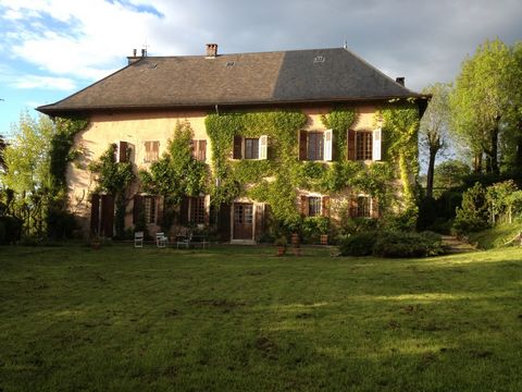 Schönes und solides Gebäude: Schloss des Grafen von MOUXY aus dem 14. Jahrhundert, im 18. Jahrhundert komplett renoviert. Nach Süden ausgerichtet bei etwa 205 Grad. Erbaut auf einem Mietshaus bestehend aus drei Grundstücken mit einer Gesamtfläche von...