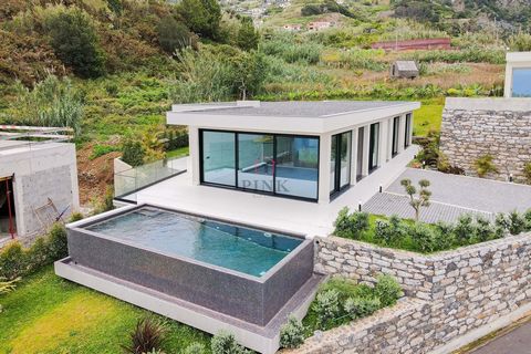 Cette extraordinaire villa de plain-pied, située à proximité du point de vue de Guindaste, se distingue par son emplacement exclusif et sa vue imprenable sur la mer et la montagne. Avec un design moderne et fonctionnel, cette villa de plain-pied offr...