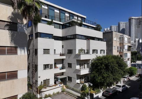 Un penthouse unique dans une rue néerlandaise intime et calme, formant un îlot de tranquillité au cœur de Tel Aviv. L’appartement est situé dans un immeuble préservé de 5 étages des années 1930, qui met l’accent sur les principes du modernisme et du ...