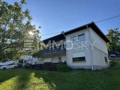 Welkom in uw toekomstige huis in het idyllische Willmenrod in de Westerwaldkreis. Deze vrijstaande vrijstaande woning, gebouwd in 1975, biedt u en uw gezin een solide basis voor welzijn en ontwikkeling. Het woonoppervlak van 160 m² is royaal verdeeld...