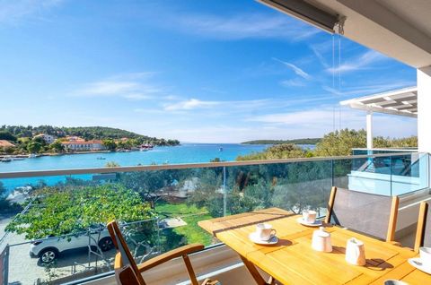 In der ersten Reihe zum Meer, in einer der schönsten Buchten der Halbinsel Pelješac, befindet sich ein wunderschönes Apartmenthaus mit fünf luxuriös eingerichteten Apartments. Es ist von kristallklarem Meer und mehreren idyllischen Stränden umgeben u...