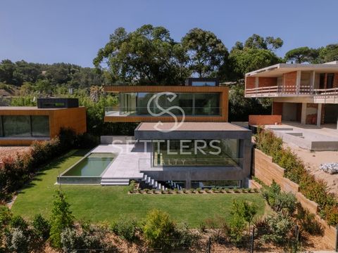 Detached 4-bedroom plus additional bedroom villa, new build with contemporary architecture, situated in a gated community of 4 villas in Abuxarda. Set on a 570 m² plot with a gross internal area of 649 m², the property is arranged over 3 floors as fo...