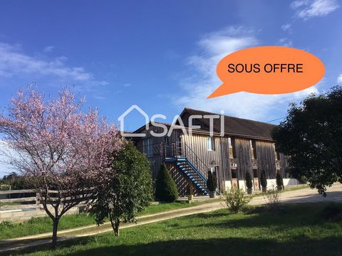 Situé dans un secteur calme, à la campagne, nous vous proposons cet ensemble de maison comprenant un ancien séchoir à tabac rénové, trois chambres d’hôtes, deux gîtes et une partie d’habitation. L’ancien séchoir à tabac est constitué d’une grande piè...