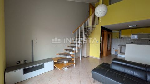 Location: Istarska županija, Pula, Gregovica. Pula, Gregovica – Möblierte Maisonette-Wohnung mit zwei Parkplätzen Zum Verkauf steht eine Wohnung mit Galerie und zwei Parkplätzen im Stadtteil Gregovica in Pula, mit südlicher Ausrichtung, die das ganze...