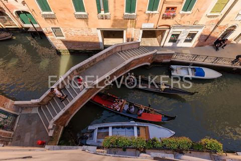 Ort: Castello, Venedig Der Stadtteil Castello, der größte und einer der ältesten in Venedig, liegt am östlichen Ende der Stadt. Einer der bevölkerungsreichsten Bezirke der Stadt hat seit jeher den traditionellen „venezianischen Lebensstil“ bewahrt. U...