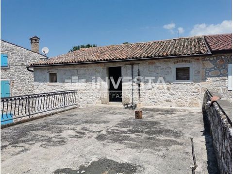 Location: Istarska županija, Vrsar, Vrsar. In der Nähe von Vrsar wird ein altes steinernes Istrienhaus mit einer Fläche von ca. 100 m², einer Terrasse, einem kleinen Hof und einer Garage verkauft. Das Haus erstreckt sich über das Erdgeschoss und das ...