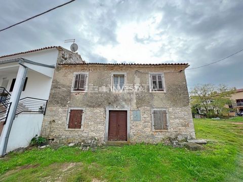 In de omgeving van Poreč, 1300 meter van de zee, bevindt zich dit charmante Istrische stenen huis voor renovatie. Het ligt in een rustige nederzetting en heeft een oppervlakte van 80 m², verdeeld over twee verdiepingen. Het huis is gebouwd op een per...