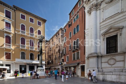 Ort: San Marco, Venedig San Marco ist das Herz der Stadt Venedig, des bekanntesten und angesehensten Viertels. Von jedem Punkt aus sind Sie nur wenige Gehminuten von der Piazza San Marco und dem Teatro della Fenice entfernt. Dieses Gebiet wird auch v...