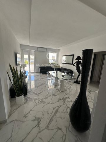 Appartement entièrement rénové avec des finitions prestigieuses, situé à Forte dei Marmi, entre le centre et le quartier Vittoria Apuana, à environ 1 300 mètres des plages, dans un quartier élégant et calme toute l'année. L'appartement fait environ 1...