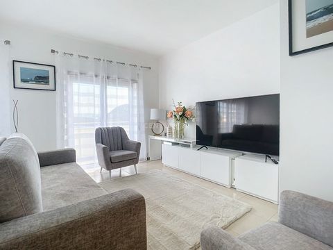 We presenteren deze uitstekende kans om een appartement met 2 slaapkamers te verwerven, gelegen in de rustige en charmante omgeving van Pederneira, Nazaré. Ideaal voor wie op zoek is naar een woning die comfort, veiligheid en een superieure levenskwa...