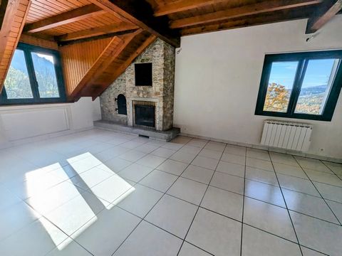 Appartement T2 Dernier étage EXCLUSIVITE - Viuz En Sallaz sur les hauteurs dans un hameau paisible, venez découvrir cet appartement T2 atypique de 63m² au dernier étage d'un petite copropriété de 3 logements. Avec ses poutres apparentes et sa cheminé...