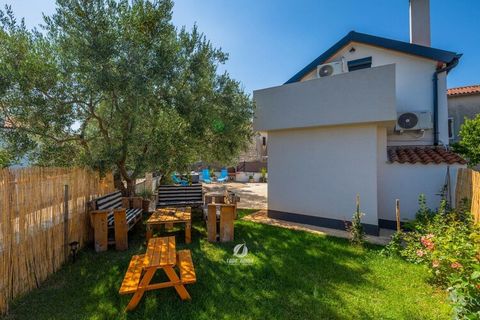 Adorable holiday home house with a bubble bath is located in Istria. This authentic house with restored furniture from the past offers a unique combination of tradition and comfort. Located in the heart of nature and not far from the sea, it is ideal...