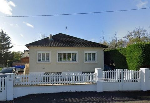 A Saint-Doulchard (18230) maison de 107 m² se composant de 5 pièces dont 3 chambres, 2 toilettes et 2 salles de bain. Idéalement agencée sur deux niveaux, elle propose au rez-de-chaussée une entrée, une cuisine équipée, un séjour/salon, un grand bure...